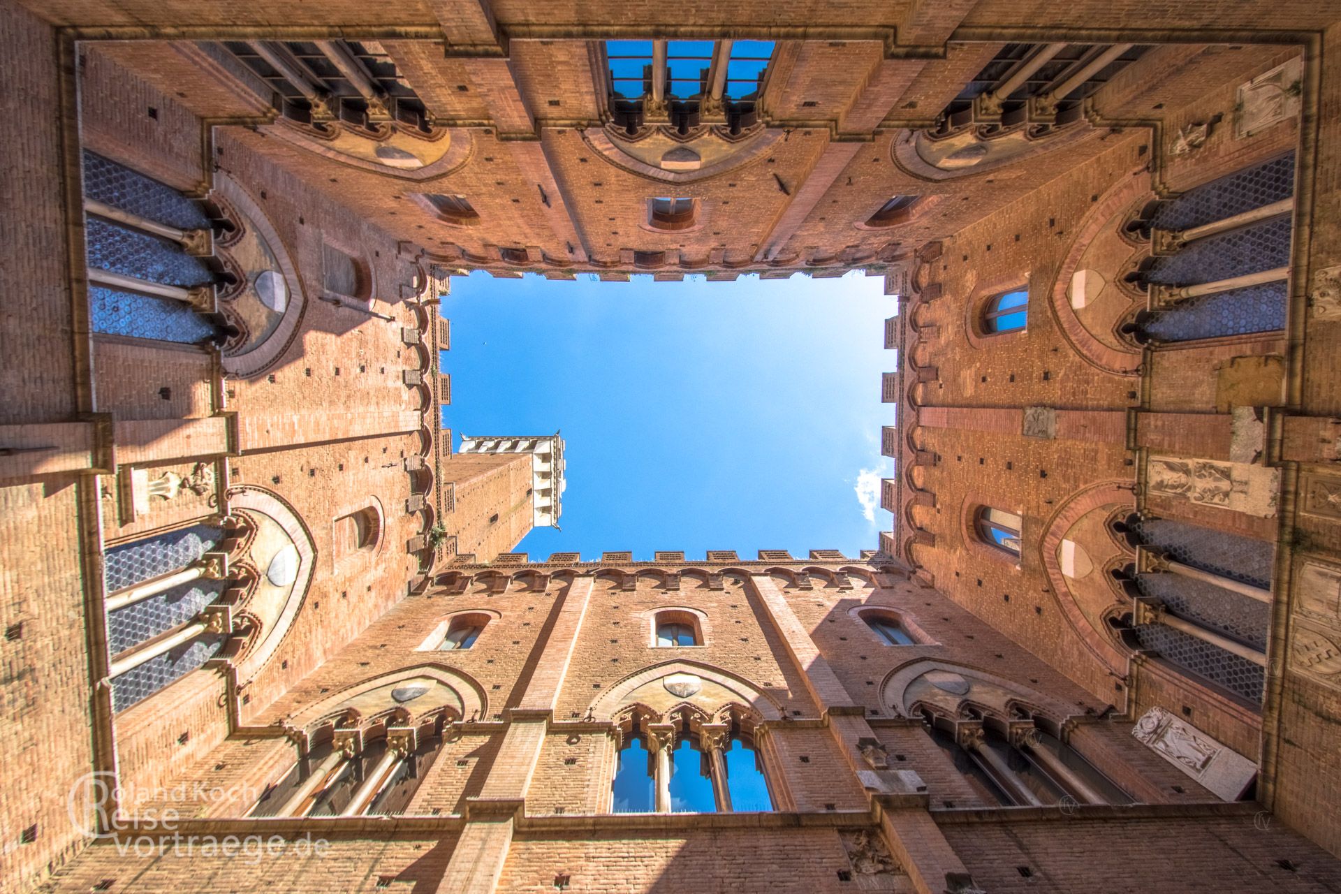 Innenhof des Palazzo Vecchio, Rathaus, Siena, Toskana